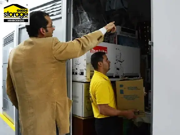 Hombres organizando el espacio en una minibodega